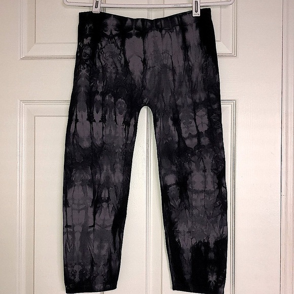 SALE! 💜 NEW 3/4 Seamless Tie Dyed Leggings - Picture 1 of 5